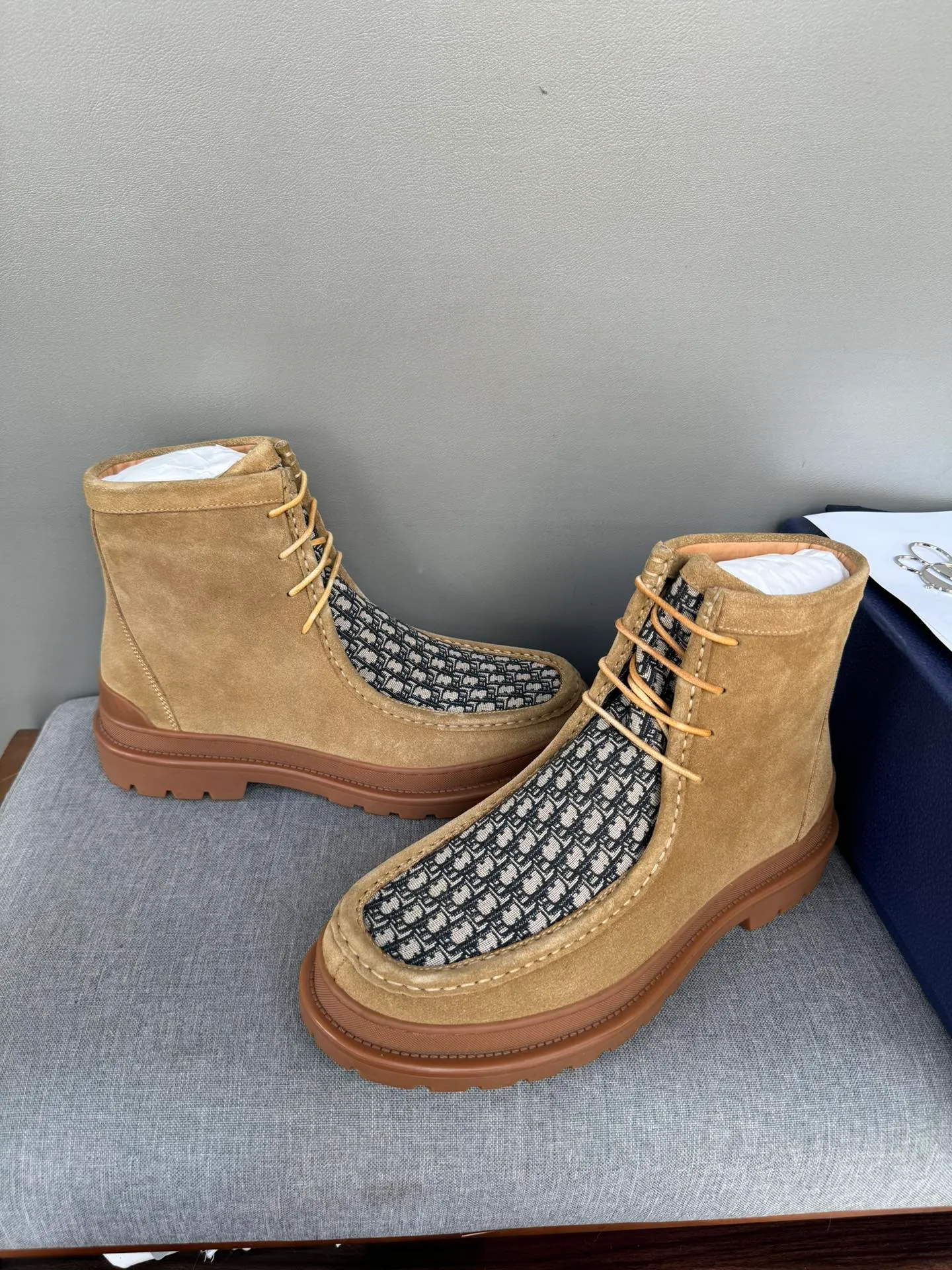 [DIOR] Top P: 1000💰 Number of yards: 39~44 (38.45 custom-made, non-refundable) Dior Dior~ Winter series, original 1:1 development Casual men's leather shoes Heavy investment, shoes and boots are made of imported cowhide + imported Dior special fabric Not easy to deform black cowhide lining Dior large hardware inlay Original TPU vacuum outsole, black cowhide Black open edge beads Military green suede Black suede Khaki suede leather is crafted by a large factory, and the perfect product is only prepared for you who know your taste! Any comparisons are welcome.